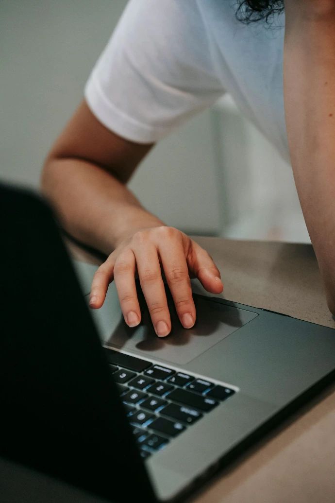 Autónomo trabajando online desde su ordenador